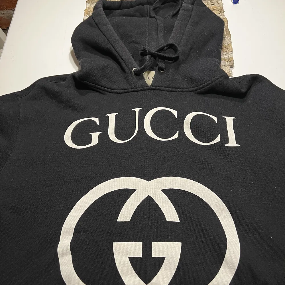 Säljer grymt snygg men stilren Gucci hoodie, köpt i butik under resa till Italien så kvitto finns.  Skick 9/10, passform relaxad fit/oversized.  Ny pris 10 000. . Hoodies.