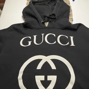 Säljer grymt snygg men stilren Gucci hoodie, köpt i butik under resa till Italien så kvitto finns.  Skick 9/10, passform relaxad fit/oversized.  Ny pris 10 000. 