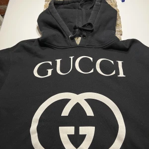 Gucci hoodie  - Säljer grymt snygg men stilren Gucci hoodie, köpt i butik under resa till Italien så kvitto finns.  Skick 9/10, passform relaxad fit/oversized.  Ny pris 10 000. 