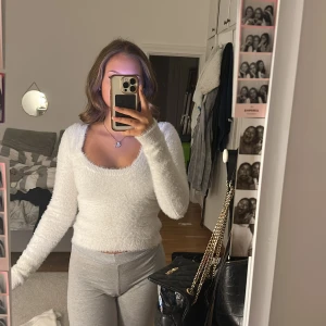 Stickad vit tröja - Super mysig stickad tröja ifrån hm i storlek xs. Säljer för 140kr . Den är i väldigt bra skick har använt Max 2 gånger🩷