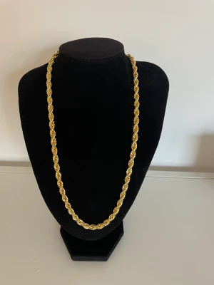 Cordell Halsband 6mm guldpläterad  - Hej jag har några cordell halsband i storlek 6mm till salu. Du kan inte se skillnaden mellan äkta gul guld och på de kedjorna jag har. Vattentät och färgen går garanterat inte bort. Hör av dig vid intresse 