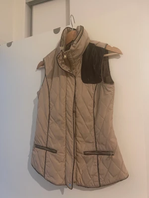 Väst  - Zara väst beige  Storlek XS