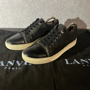 Lanvin skor  - Säljer min 7/10 lanvin skor som är perfekta nu till sommaren. Tillkommer 2 dustbags Storlek Uk 6 men stora i storleken. Typ storlek 40-41.5. jag svarar snabbt så fråga bara på. Har såklart fler bilder om så önskas😄