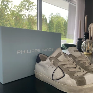 Phillipe modell  - Tja! Säljer nu mina andvända phillipe modell, helt ok skick( skorna model ska vara slitna, men finns tecken på andvändning! Därav priset. Allt og hänger med! Självklart äkta! Ny pris cirka 4 tusen 