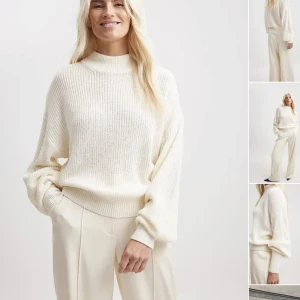 Stickad tröja  - Kort stickad tröja i cremevit. Bra skick. 