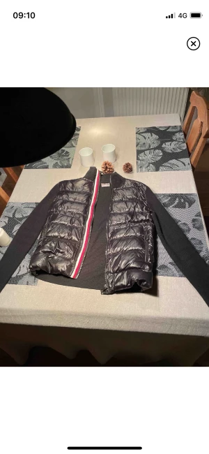 Moncler Cardigan - Hej säljer nu min moncler cardigan då den va lite för liten för mig. Cond är 9/10 och har ett väldigt fint mönster. Den är inte heller använd så mycket så tycker definitivt produkten är i ett bra skick. Är osäker på om den är äkta men kom gärna med frågor