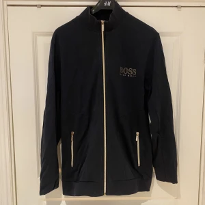 Hugo Boss Tröja  - Hugo Boss kofta (mörkblå). Storlek L. Fint skick. Hör av dig vid frågor.