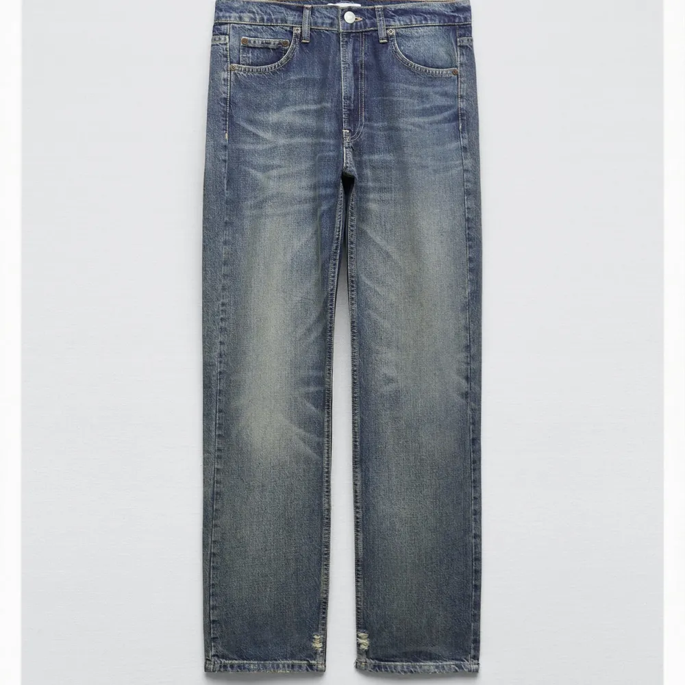 Blåa jeans från Zara storlek 36 använda en gång, är i bra skick! 💜. Jeans & Byxor.