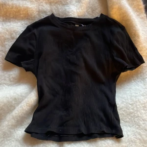 svart t-shirt  - Super söt tight t-shirt i strl S som inte kommer till användning längre😊