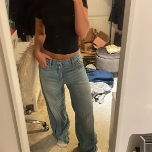 Oversized jeans  - Baggy jeans från zara som har aldrig använts. Jag är 165 och de är lite för långa på mig. Köparen står för frakten! Använd köp nu