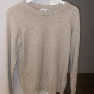 Stickad tröja  - Säljer denna fina stickade tröja från Vila. Superfin och jätte bra skick, då nästan aldrig använd. Storlek Xs men passar även till storlek S och storlek M 