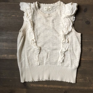 Lindex topp - Jättefin gullig och fin topp från Lindex. Säljer för att de ej kommer till användning❤️ säg till om vi vill ha mer bilder eller info. Original pris 400kr