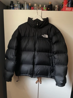 The North Face jacka - Tjena! Säljer nu denna 1996 retro nuptse north face jackan som är i grymt skick då den knappt är använd en halv vinter! Den är i Storlek XL, hör gärna av er vid intresse så kan jag skicka fler bilder!!
