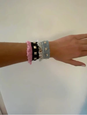 Jenas armband  - Säljer detta jenas armband med nitar på! Så fint nu i höst 🍂 