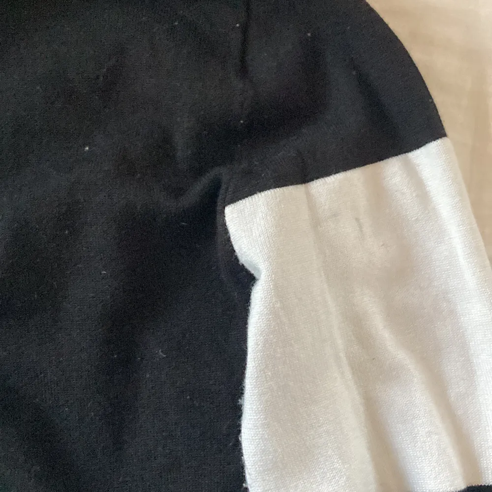 Fin tröja med motivet Aspen ski - club❤️ Storlek s, men passar xs. Tjock och fin. Den har ett litet märke där bak, men inget som syns!. Tröjor & Koftor.
