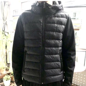 Polo Ralph Lauren Jacka - Äkta svart Polo Ralph Lauren hybridjacka/cardigan med dun. Går att skanna qr-kod. Helt ny med lappar storlek M. Nypris 5500kr. 