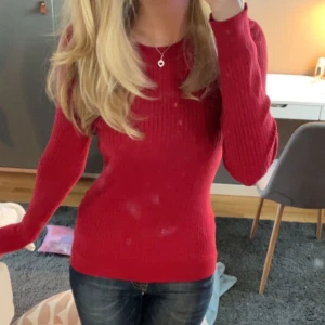 Tröja - Röd jätte skön ribbad tröja. 🩷
