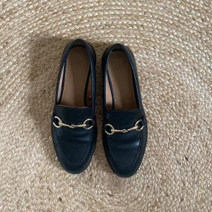 Svarta loafers - Säljer dessa eftersom de var lite för stora. Använda några gånger