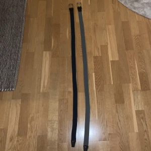 Flätat bälte - Två flätade bälten. Mörkblå strl 105 och gråa strl 110. Bredden syns på bild 2. Pris per styck 100 kr, båda för 150 kr! 