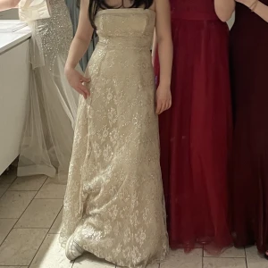 Balklänning - Så snygg balklänning🤩 Skriv om ni har frågor💕Den har band som man kan knyta själv där bak därför är passar den flera storlekar.