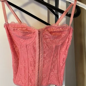 Rosa korsett topp - I nyskick, storlek xs men passar s bra också.