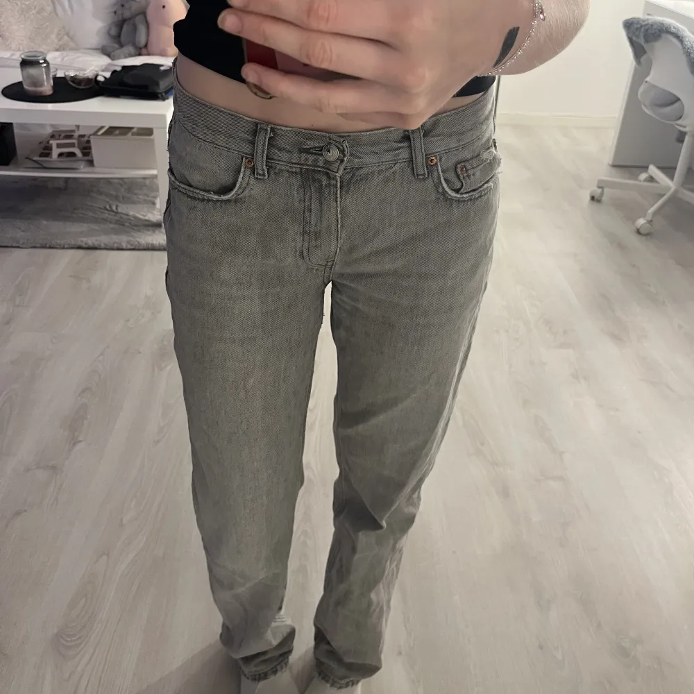 Säljer lågmidjade jeans från Ginatricot, storlek 36!🥰 Säljer då dom inte används längre, slitningar längst nere vid fötterna och på fickorna(man ser slitningarna på bilderna)🥰 300kr+frakt!!Använd INTE köp nu!!. Jeans & Byxor.