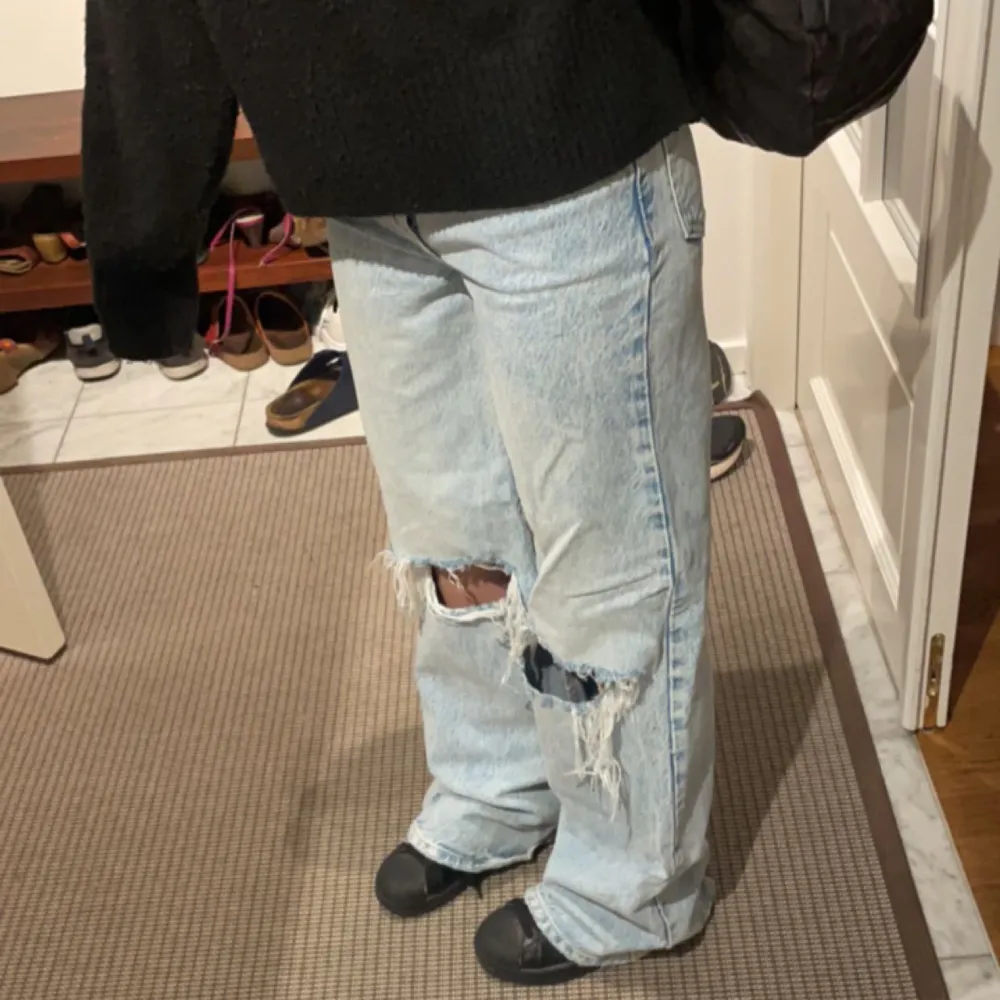 Breda jeans i bra skick🙌 Långa i storleken - skriv för mått. Jeans & Byxor.