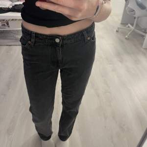 Säljer dessa midwaist jeans från Monki i storlek 27!!💕 100kr+frakt!! använd INTE köp nu!!