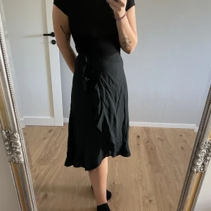 Kjol - Lång omlott-kjol. Man knyter själv i midja så man kan justera storleken.