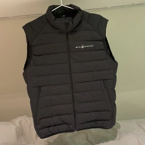 Väst  - En sail racing väst svart storlek medium original pris 1100 men jag säljer för 800  Andvänd ett par gånger innerfickan är ett litet hål i men annars som ny 