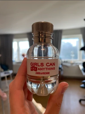Zadig & Voltaire Girls can say anything 30 - Zadig & Voltaire Girls can say anything 30 ml  30 ml från början, ca 60-70% kvar, se själv på bild. Inköpt ett par år sedan och förvarad mörkt och svalt.  