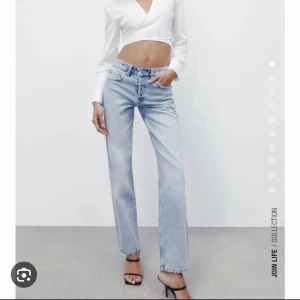 Jeans från zara - Ett par jättefina ljusblåa jeans från zara. Förutom ett hål i ena fickan så är byxorna i väldigt bra skick. Byxorna är i storlek 34 💞 