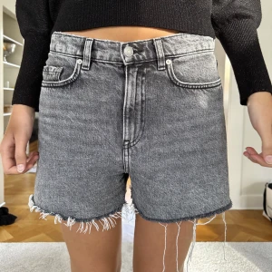 Jeansshorts  - Säljer mina jeansshorts, med den absoluta bästa passformen!!❤️‍🔥