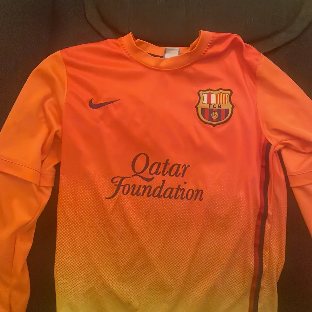 Säljer min fc Barcelona tröja från säsongen 12/13 om jag minns rätt. Inget namn på ryggen. T-shirts.