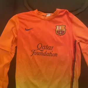 Säljer min fc Barcelona tröja från säsongen 12/13 om jag minns rätt. Inget namn på ryggen