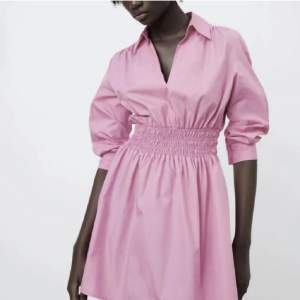 Jätte söt rosa klänning ifrpn zara!! Jättefint skick. 💕💕andra bilden är en inspirations bild  