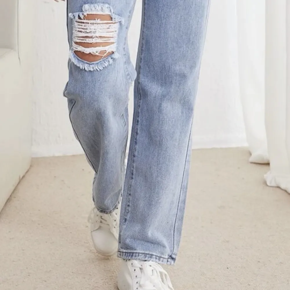 Ett par wide jeans,oanvända o super snygga. Bra kvalitet o skönt material. Orginalpiset är 259 men säljs för 190🫶🏻. Jeans & Byxor.