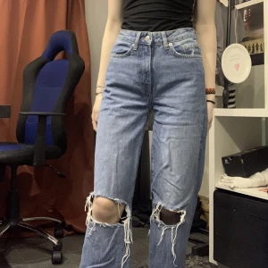 Mörkblåa jeans med hål - Mörkblåa jeans med hål i sig från lager 157, nyskick. Köparen stör för frakt !!