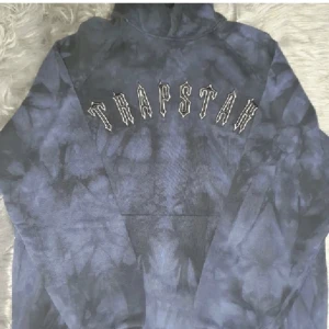 Trapstar hoodie - Säljer billigt då jag inte har någon användning av den och den bara ligger i min garderob, vill gärna bli av med den. Går jätte bra att köpa via KÖP NU🥂👌🏻