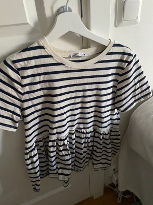 T shirts Zara - Säljer dessa två T-shirts från Zara båda i storlek S. Köp 1 för 80 eller båda för 140 kr. Pris kan diskuteras och hör av er vid frågor❤️ 
