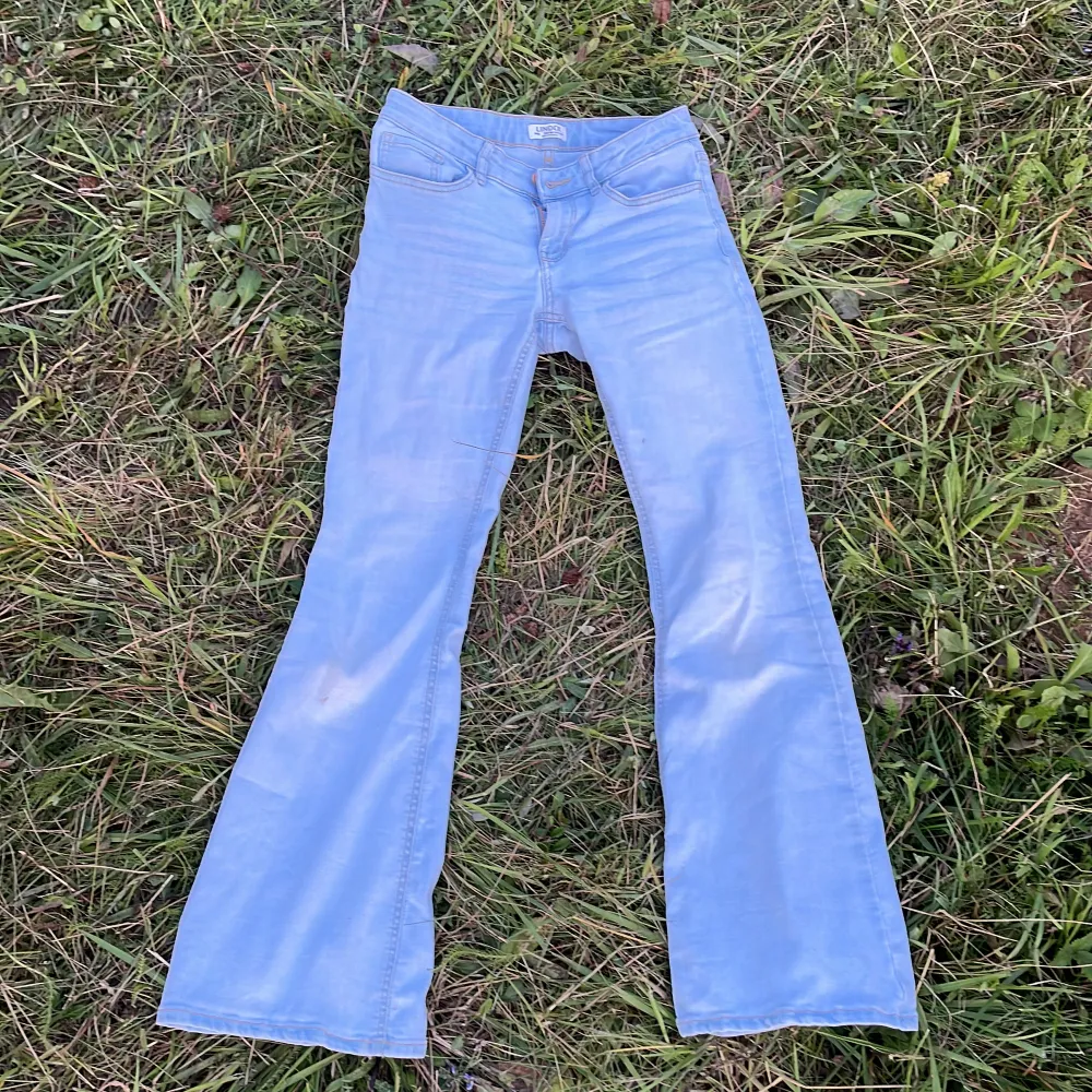 Säljer dom här fina flare jeansen. Eftersom jag letar efter ett par andra jeans så säljer dom här och ser ifall jag kan sälja dom o köpa andra för dom pengarna💙 Välidgt fina, använda par gånger typ som nya. Lite smutsiga på bilden men tvättar dom såklart❤️. Jeans & Byxor.