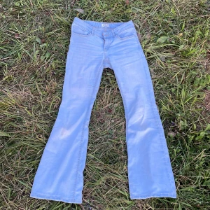 Lindex Flare Jeans - Säljer dom här fina flare jeansen. Eftersom jag letar efter ett par andra jeans så säljer dom här och ser ifall jag kan sälja dom o köpa andra för dom pengarna💙 Välidgt fina, använda par gånger typ som nya. Lite smutsiga på bilden men tvättar dom såklart❤️