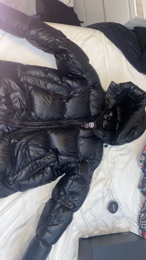 Canasta goose Vinterjacka - Jackan har använts en vinter, finns en lite repa/hål i den som du kan se på bilden. Annars väldigt bra kvalite på den. Riktigt go och varm på vinter. 