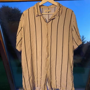 Skjortor  - Kortärmade skjortor, Alla är i nästan nyskick och alla är i storlek L 80kr styck + frakt eller 200kr + frakt för alla 3😁 (Går att fixa fler bilder hör av er)