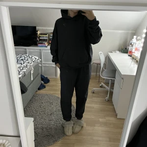 Träningsset  - ”Rest Day” set ifrån Gym Shark, mörkgrått, köpte separat men säljer tillsammans som ett set! 😍M i hoodie och byxor! Kosta tillsammans 1200kr hör av dig om du vill köpa separat plagg