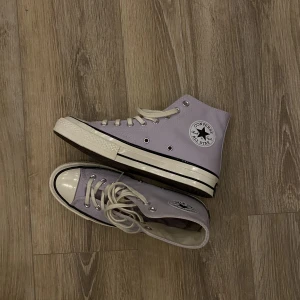 Converse Chuck Taylor 70 All Star Unisex Höga - Nyköpta pastell lila Converse som jag köpt i JD (ord. Pris: 2000). Tyckte de var ursnygga och var sugen på att köpa ett par färgglada skor till sommaren. Tyvärr så märkte jag att det ej passade min stil. Helt oanvända. Strl är mellan 39.5 - 42💜