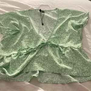 Grön blus 💚 - Grön blommig blus ifrån Vero Moda aldrig använd😘