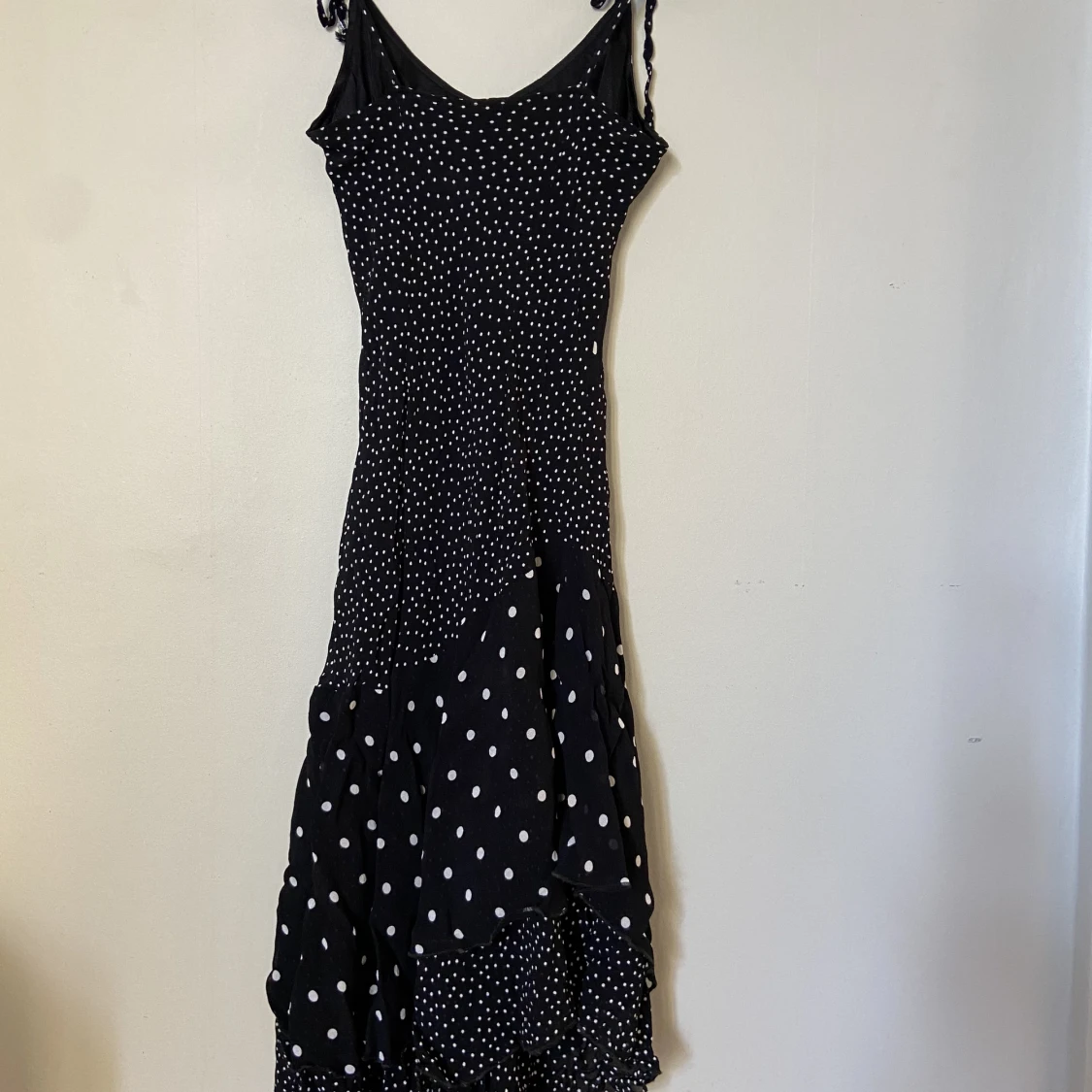 Midiklänning med volanger  - 91