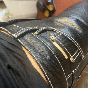 Eytys Cypress - Slutsålda jeans hos Eytys. Mina är endast använda 1-2 gånger, där med till salu. De är ännu i nyskick. Storlek 29/34!  Nypris runt 1500kr.?  (Köparen står för frakt🌸).