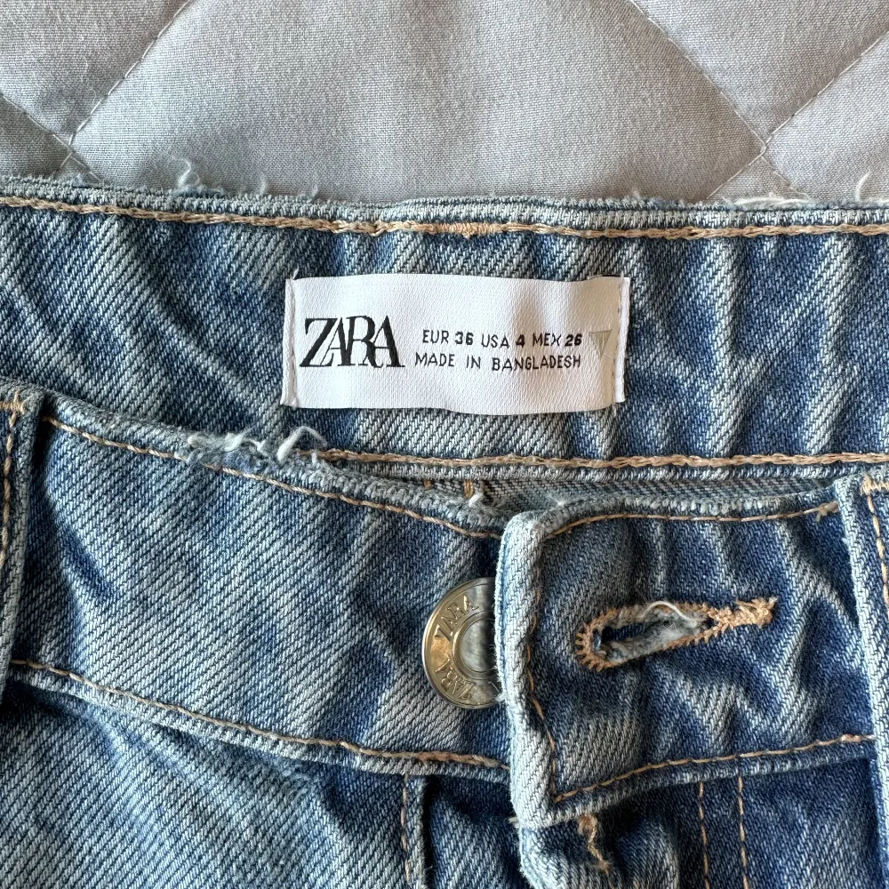 Slutsålda jeans från Zara i storlek 36 som aldrig är använda då byxorna tyvärr inte passar. . Jeans & Byxor.